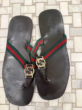 Gucci Black Leather Flip Sandals with Green-Red Web Straps and Gold Hardware